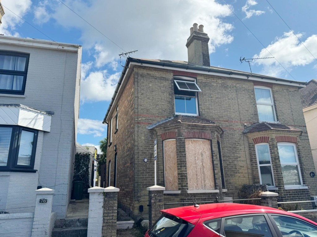 Lot: 42 - FIRE-DAMAGED HOUSE FOR REPAIR AND IMPROVEMENT - View of the front